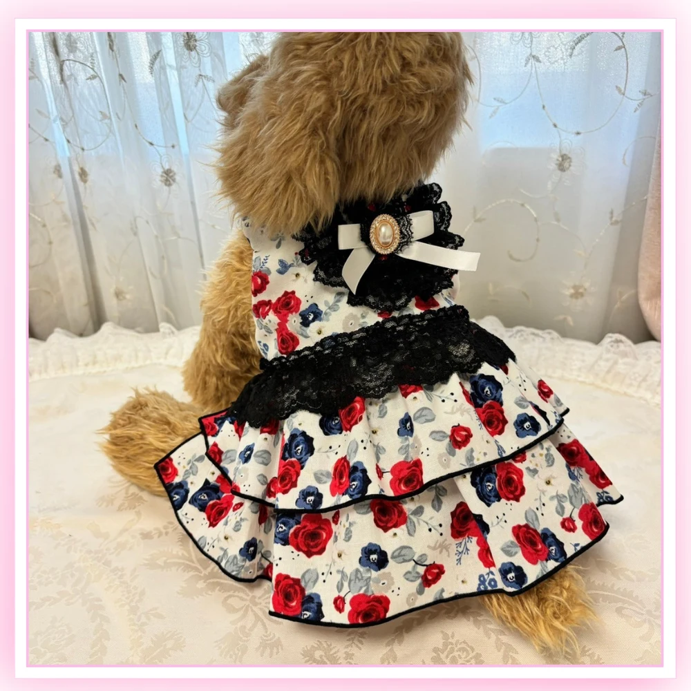 黒い縁取りがされたスカートがかわいい小花柄ワンピ